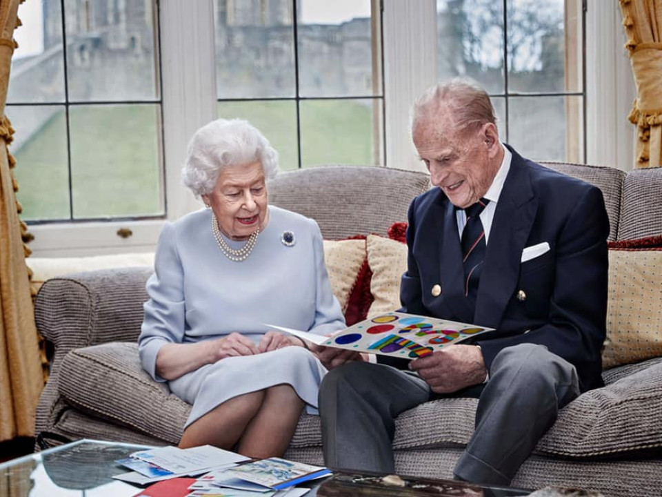 Regina Elisabeta şi Prinţul Philip sărbătoresc 73 de ani de căsătorie. Ce cadou minunat au primit din partea strănepoţilor George, Charlotte şi Louis! 