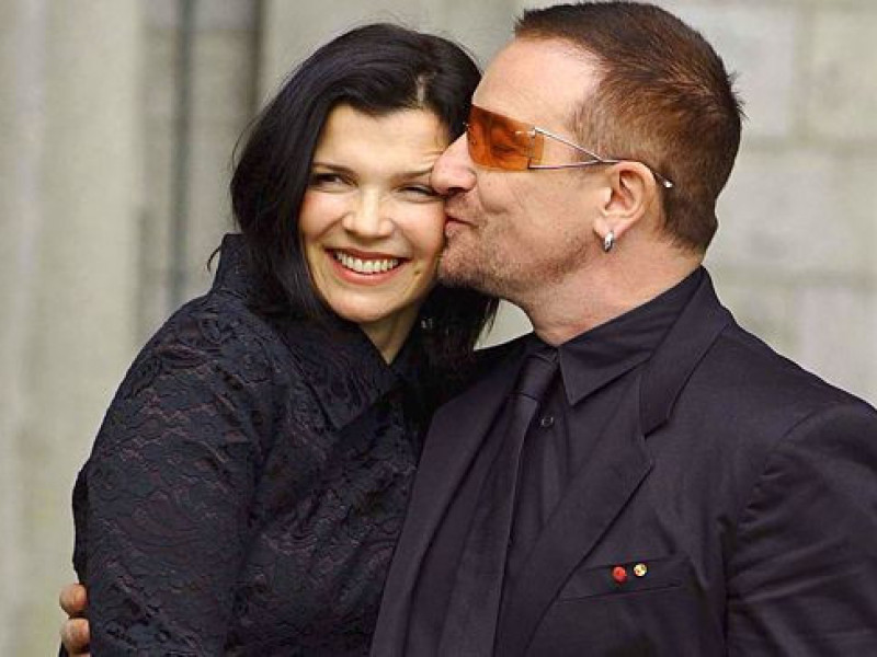 Bono şi Alison sărbătoresc 38 de ani de căsătorie. Cele două melodii pe care ar artistul i le-a dedicat soţiei lui 