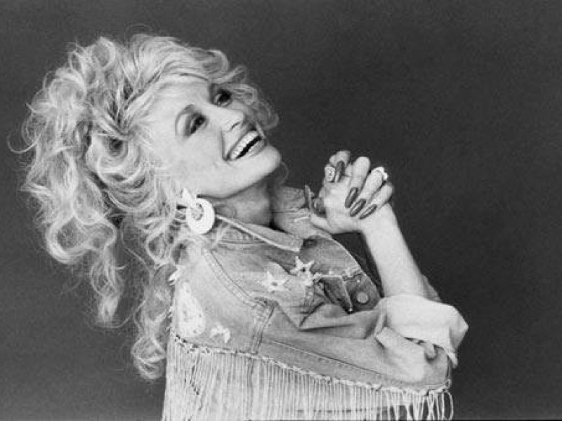  Dolly Parton îşi spune povestea într-un serial bazat pe 8 dintre melodiile sale de succes  