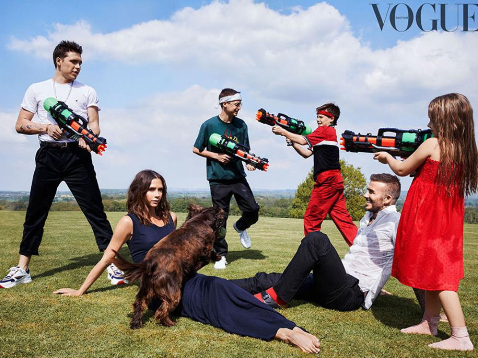 Victoria Beckham, în ţinutele iconice din vremea Spice Girls pentru a sărbători 10 ani în modă 