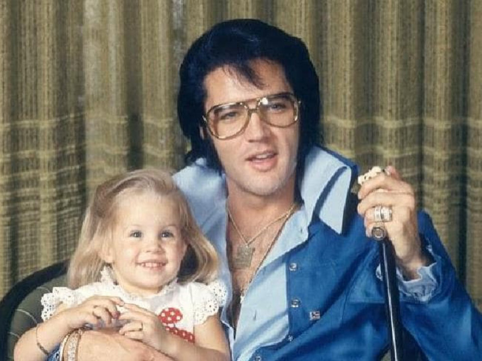 Nepotul lui Elvis Presley este copia fidelă a artistului. Cum arată tânărul