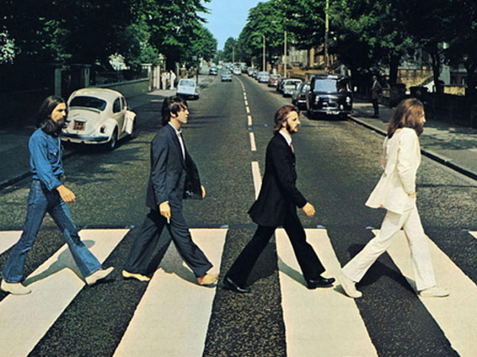 50 de ani de la realizarea celebrei fotografii a trupei Beatles pe trecerea de pietoni. Care este povestea ei 