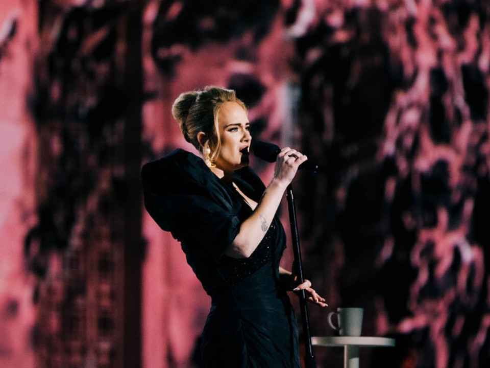 Cu ochii în lacrimi, Adele şi-a amânat show-urile de la Las Vegas 