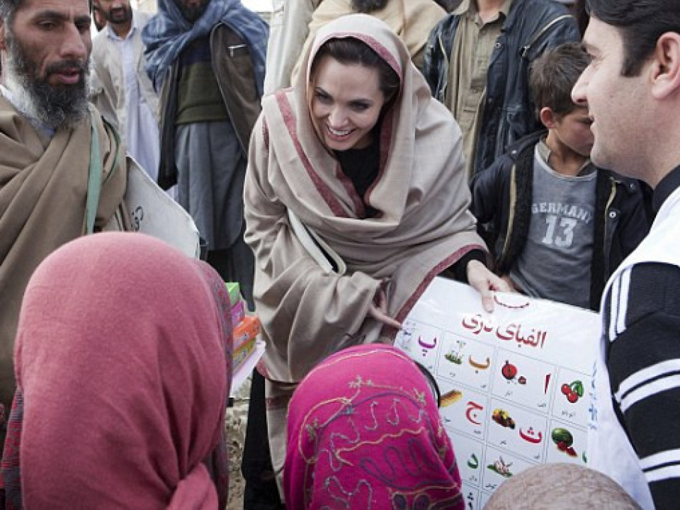 Angelina Jolie şi-a făcut cont pe Instagram şi vorbeşte despre drama femeilor din  Afganistan 