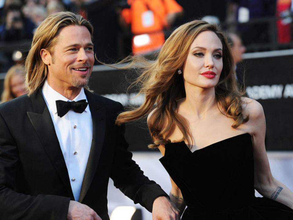 Angelina Jolie s-a răzbunat puţin pe Brad Pitt