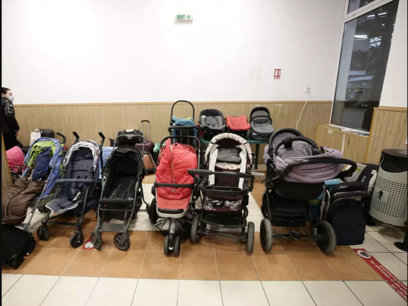 Mamele din România au lăsat cărucioare în Gara de Nord pentru mamele din Ucraina 