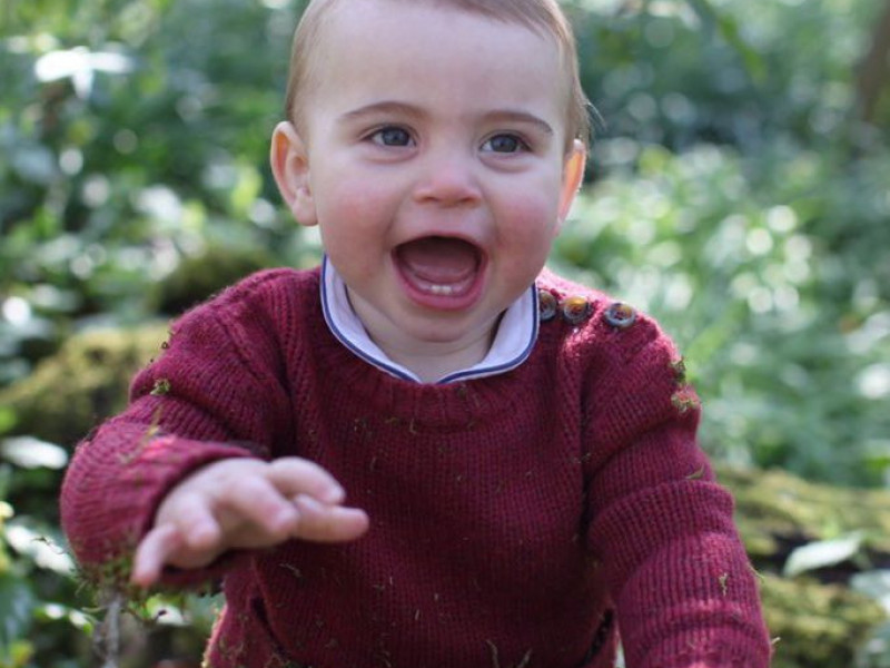 Prinţul Louis a împlinit 1 an. Noi fotografii adorabile cu mezinul Ducilor de Cambridge 