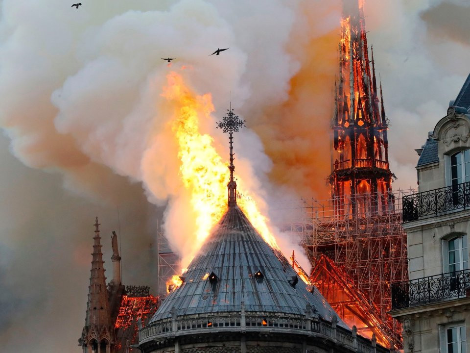Catedrala Notre-Dame în flăcări. Simbolul Parisului şi unul dintre cele mai frumoase monumente a fost salvat, dar este serios afectat 