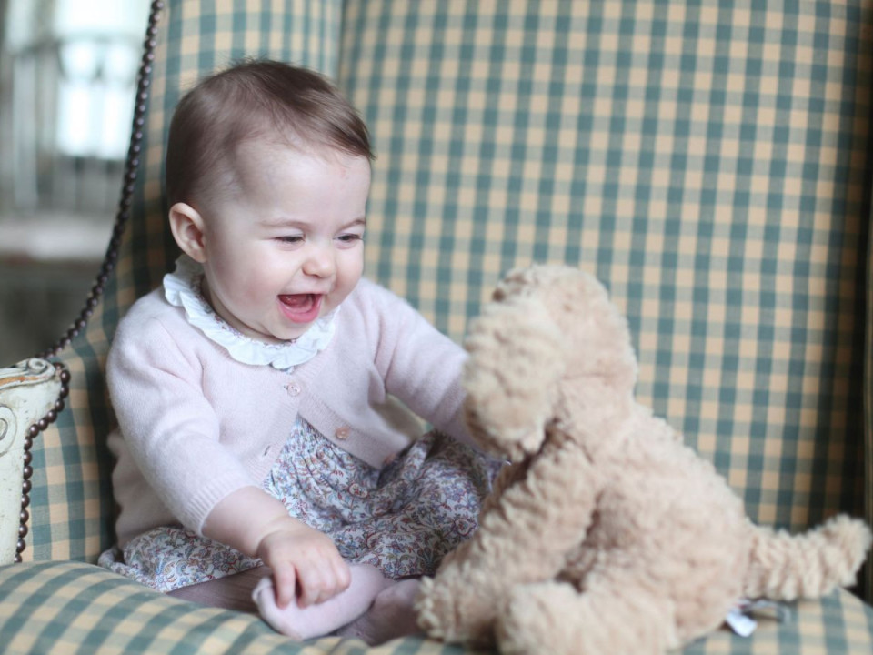Prinţesa Charlotte a împlinit 4 ani. Cât de frumoasă este în fotografiile făcute de mama ei!