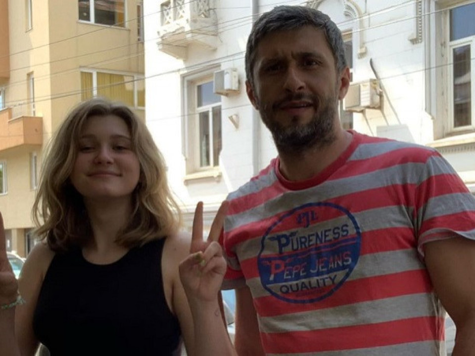 Dragoş Bucur filmează pentru “Visuri la cheie” şi scrie un scenariu cu Sofia, fiica lui de 13 ani 