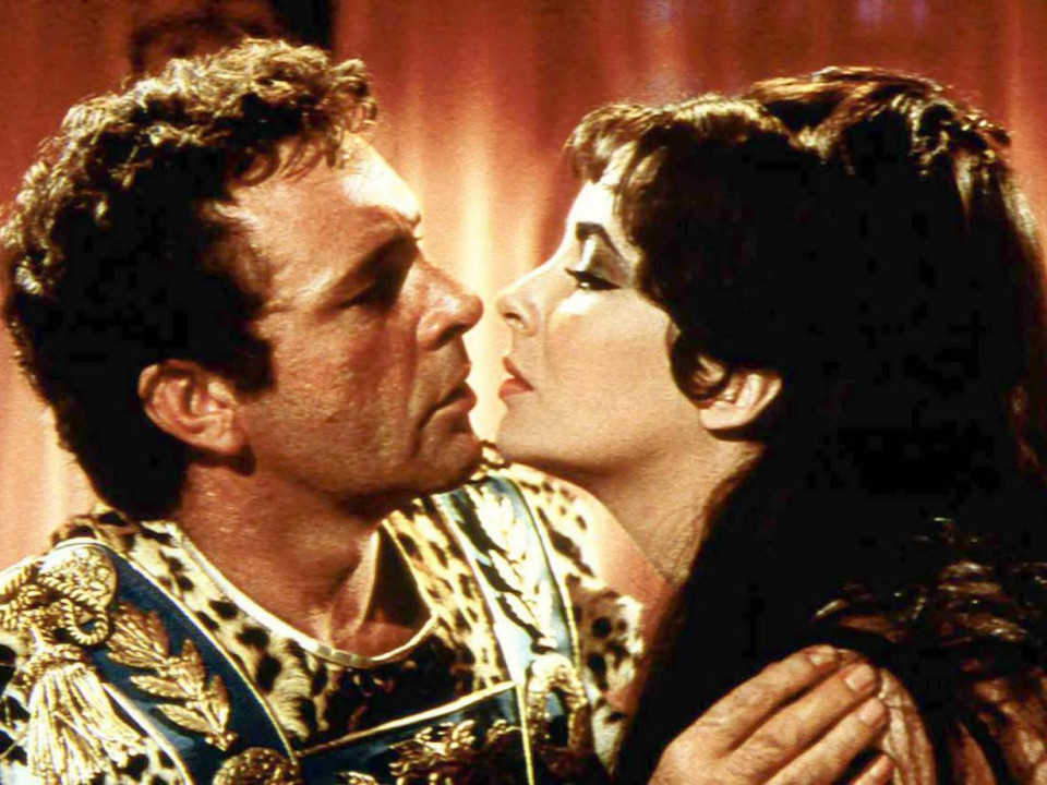 "Cleopatra” - Au trecut 57 de ani de la premiera filmului în care Elizabeth Taylor îl întâlnea pe Richard Burton, “sufletul-pereche” 