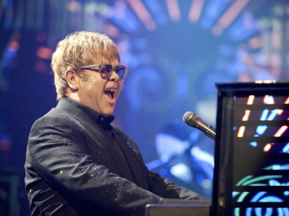Elton John cântă din propria sufragerie pentru a ajuta în lupta împotriva Covid-19