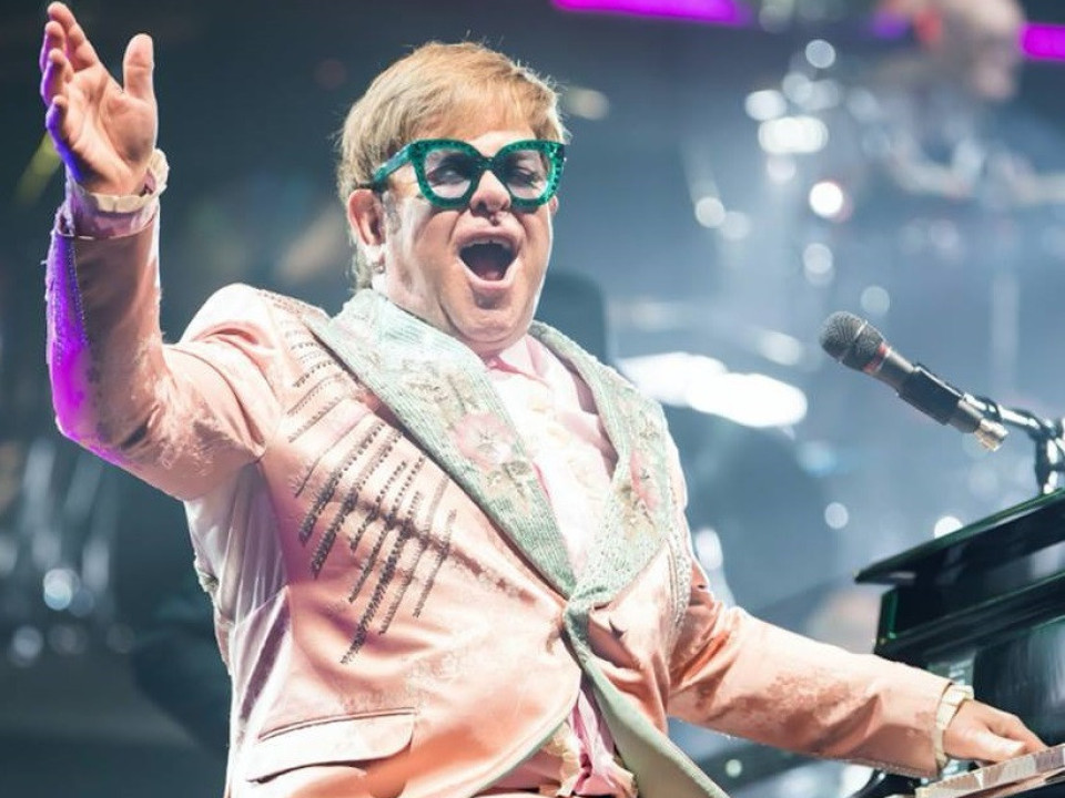 VIDEO - Elton John a filmat o reclamă de Crăciun şi a emoţionat pe toată lumea 