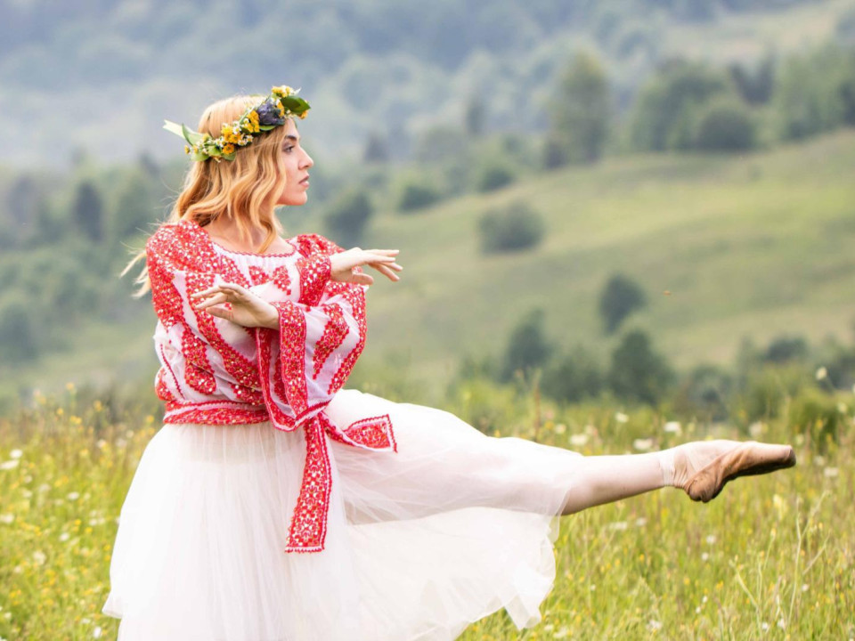 Arta în pandemie: Imagini impresionante cu balerine care dansează pe câmp,  la poalele Munților Bucegi