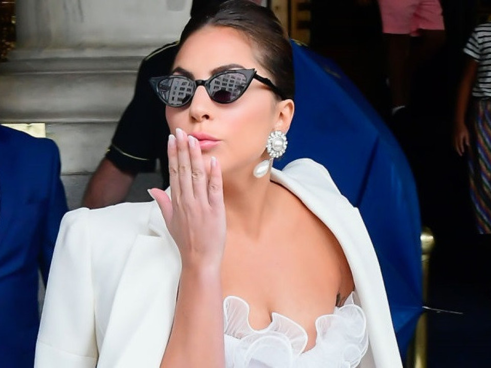 Lady Gaga face parada modei la New York cu rochiile sale spectaculoase inspirate din stilul anilor 60 