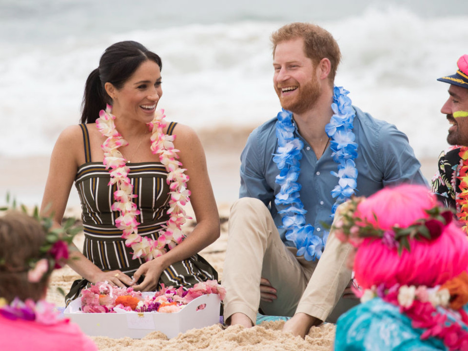 Prinţul Harry şi Meghan Markle, desculţi pe o plajă din Australia
