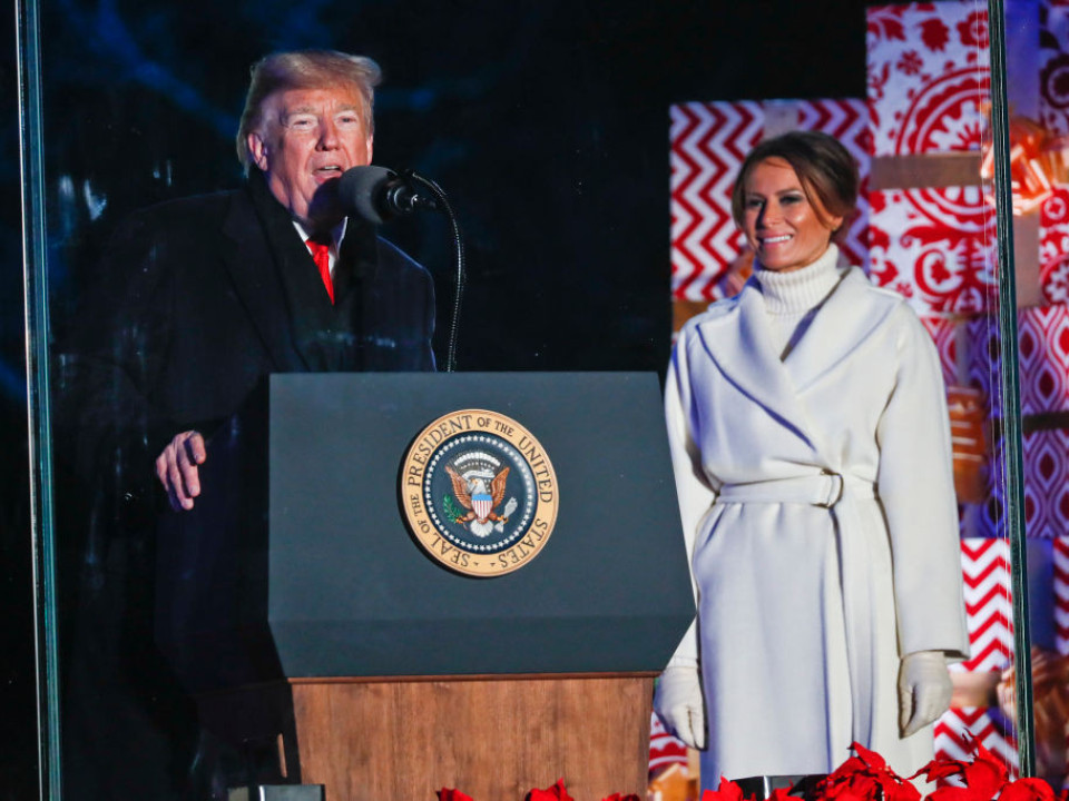 Melania şi Donald Trump au aprins luminile bradului de Crăciun de la Casa Albă