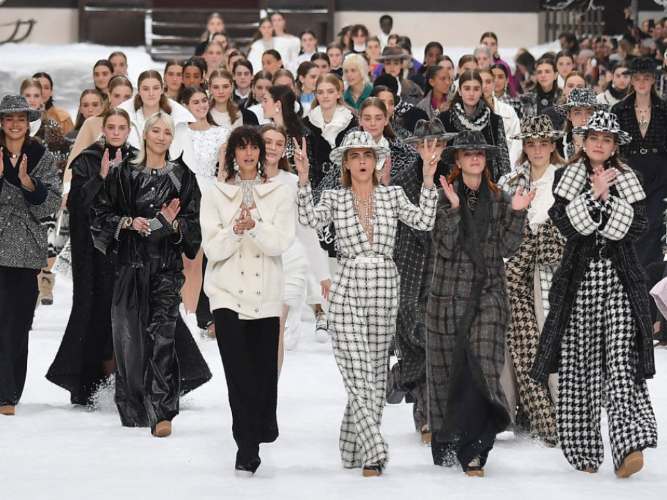 Ultima colecţie Karl Lagerfeld pentru Chanel, prezentată la Paris. Muzele au defilat cu lacrimi în ochi 