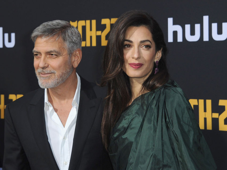 George Clooney, pe covorul roşu împreună cu soţia lui. Ce cuplu stylish! 
