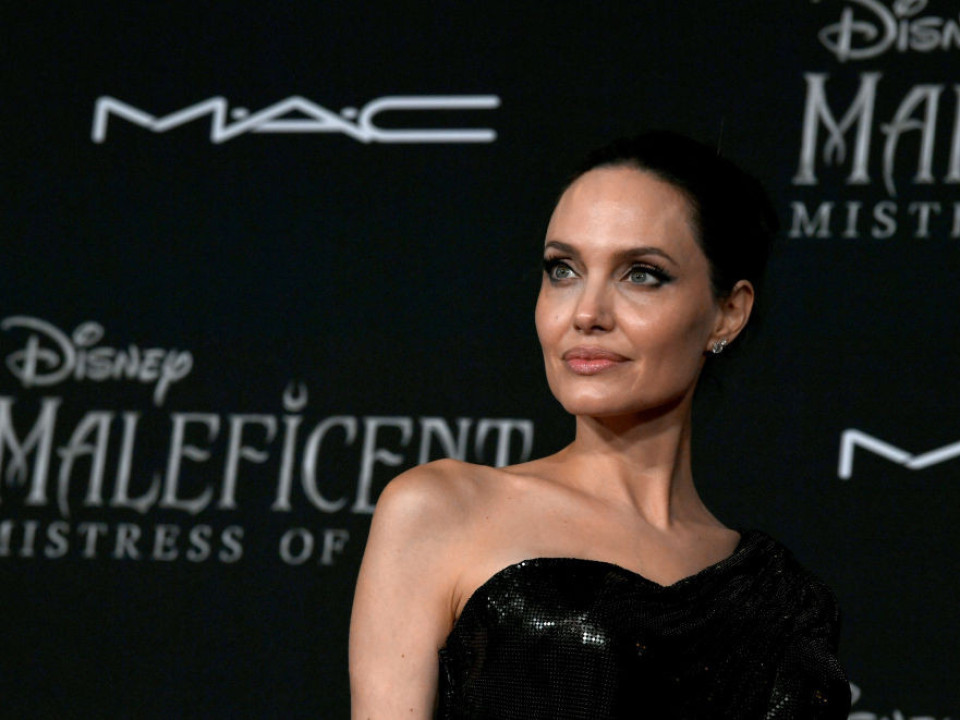 Angelina Jolie s-a întors pe covorul roşu pentru “Maleficient 2”. Actriţa a venit împreună cu 5 dintre copii 