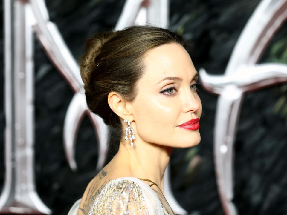 Angelina Jolie a strălucit pe covorul roşu la premiera de la Londra a filmului “Maleficient 2”