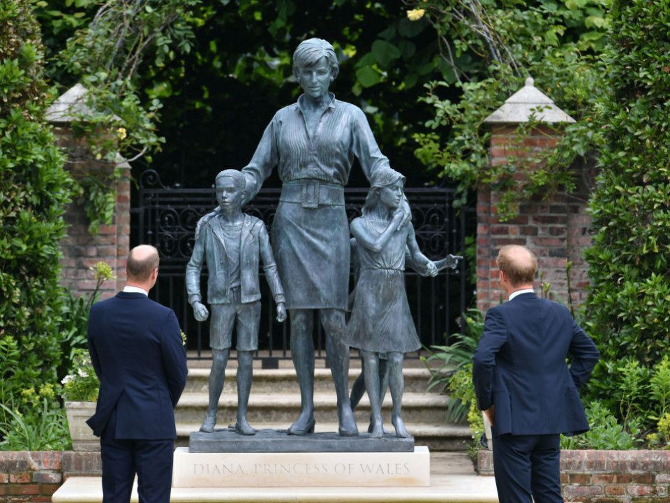 Prinţul William şi Prinţul Harry au inaugurat împreună statuia Prinţesei Diana, care ar fi împlinit 60 de ani 