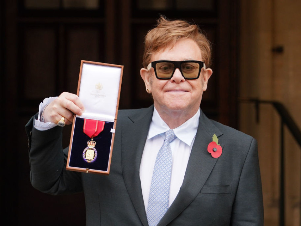 Elton John a fost decorat de Prinţul Charles 