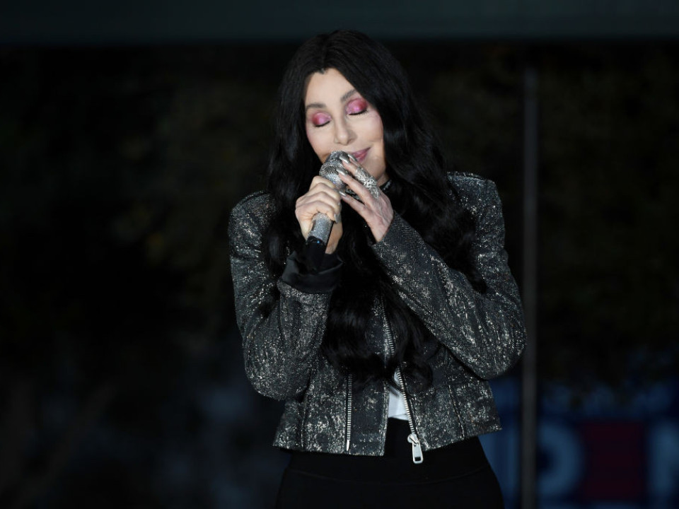 Cher, vacanţă pe tocuri în Italia la 75 de ani 