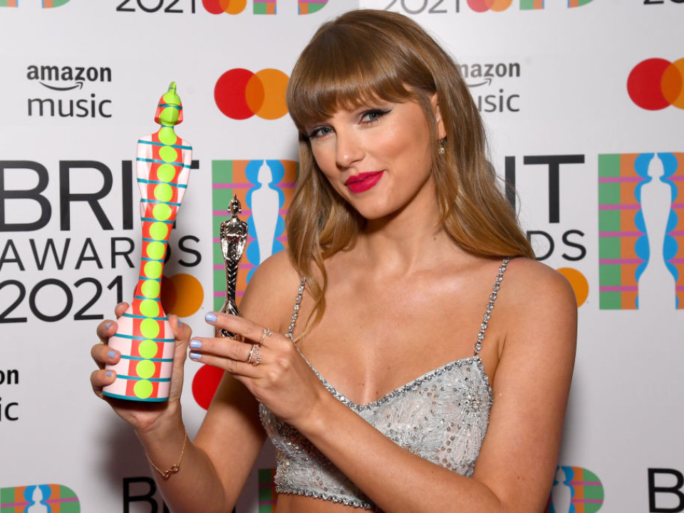  Celebrităţi pe covorul roşu la Brit Awards 2021. Artistele au dominat ediţia de anul acesta 