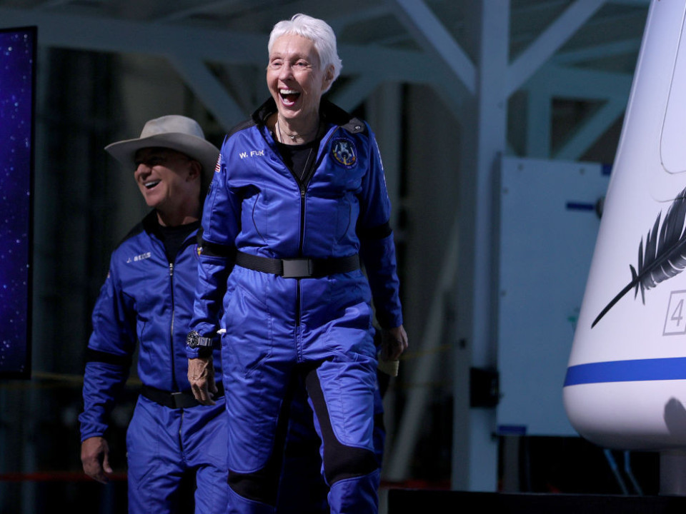 Blue Origin: La 82 de ani de ani, extraordinara Wally Funk a călătorit în spaţiu alături de Jeff Bezos, iar visul ei s-a împlinit  