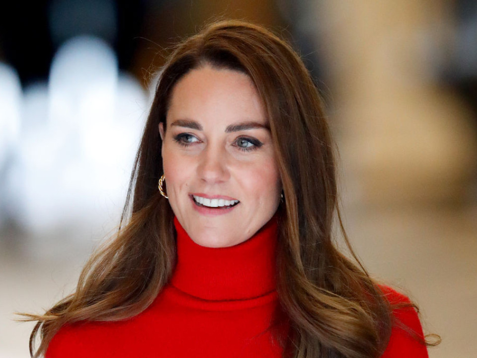 Kate Middleton, în roşu. Cum arată ţinuta Ducesei, perfectă pentru sărbătorile de iarnă 