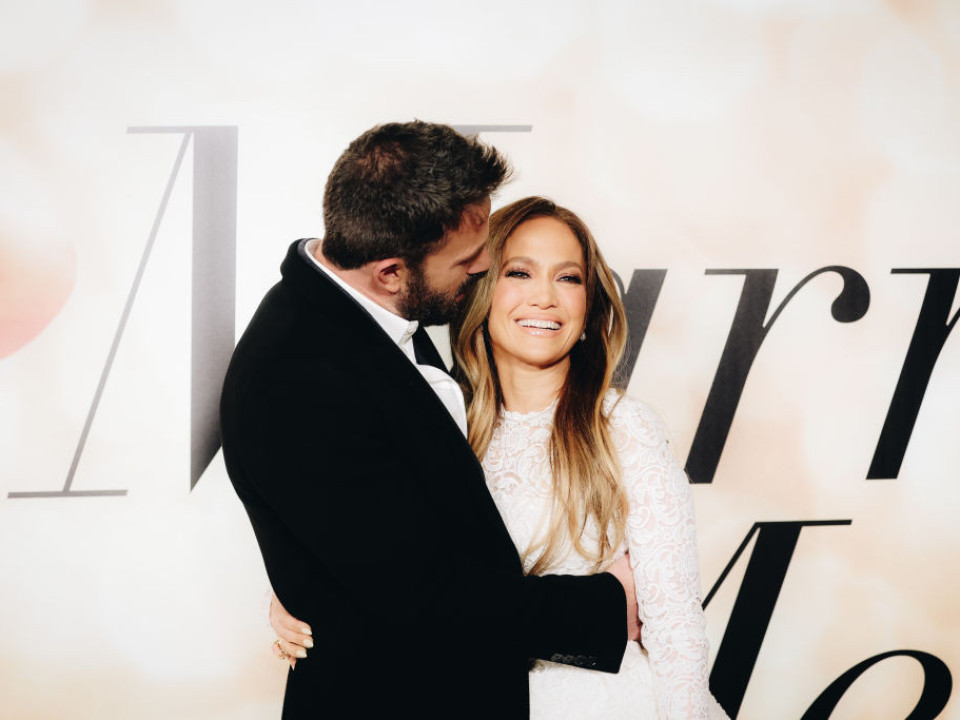 Jennifer Lopez şi Ben Affleck - Zâmbete şi săruturi la avanpremiera “Marry Me” de la Los Angeles 
