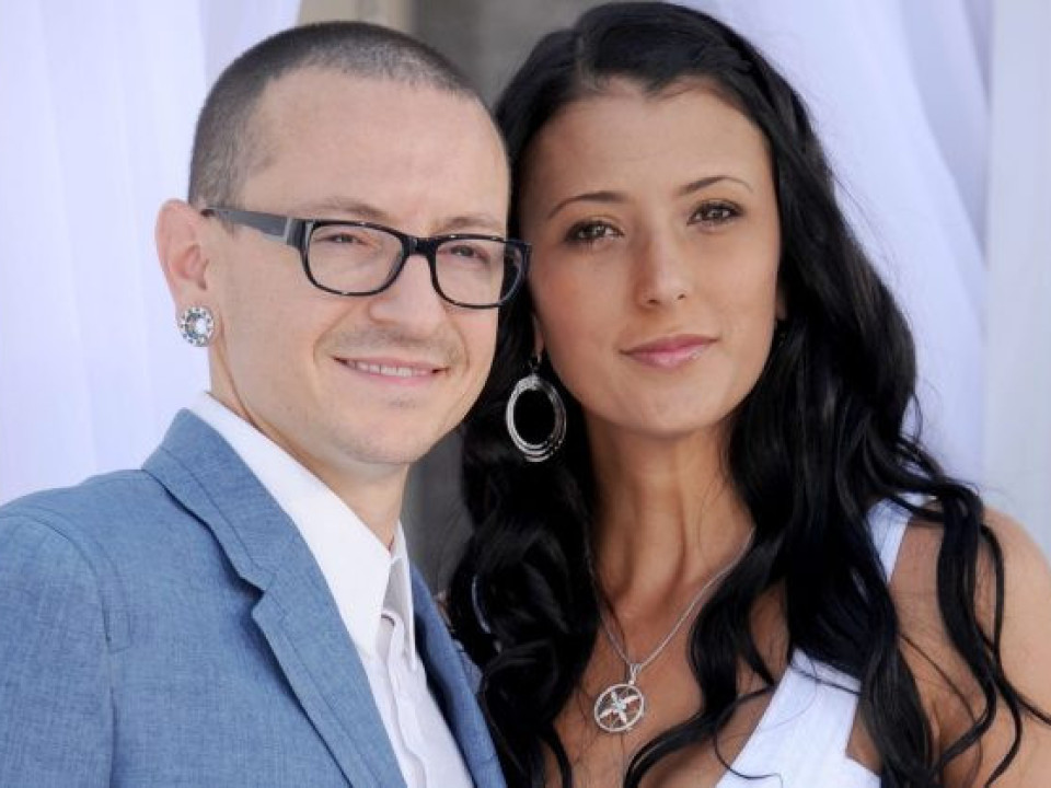 Văduva lui Chester Bennington s-a logodit la 2 ani după ce solistul Linkin  Park s-a sinucis 