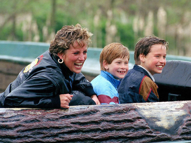 Prinţesa Diana, în unele dintre cele mai frumoase fotografii alături de William şi Harry 