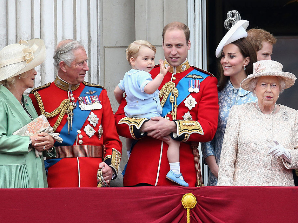 Cadoul surprinzător pe care Prinţul Charles i l-a dăruit Prinţului George, nepotul lui, la naşterea acestuia 