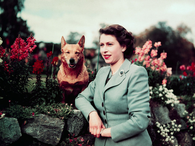  Regina Elisabeta a II-a împlineşte 95 de ani. Imagini inedite din tinereţea sa 