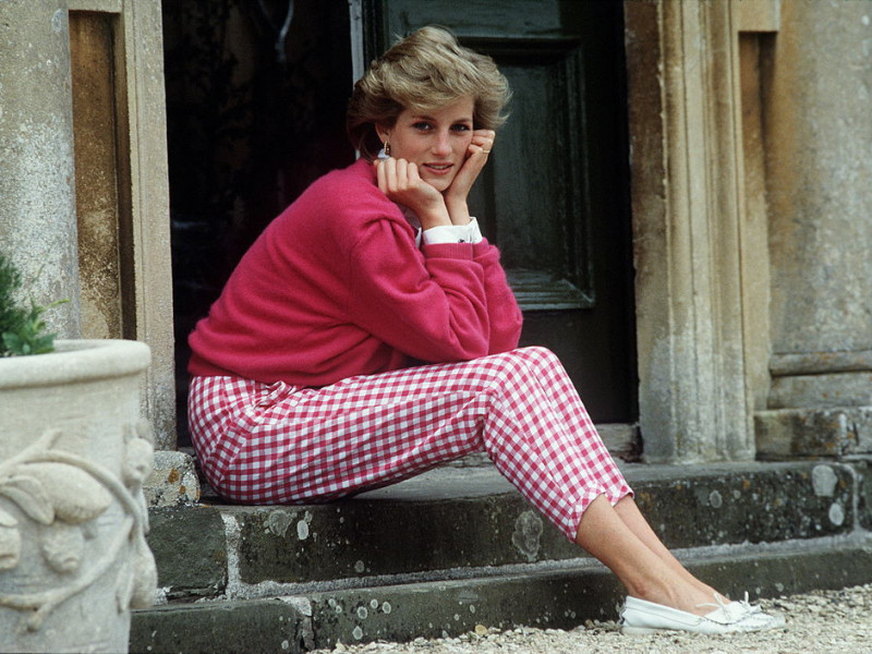 Cine este actriţa care va juca rolul Prinţesei Diana în serialul “The Crown”