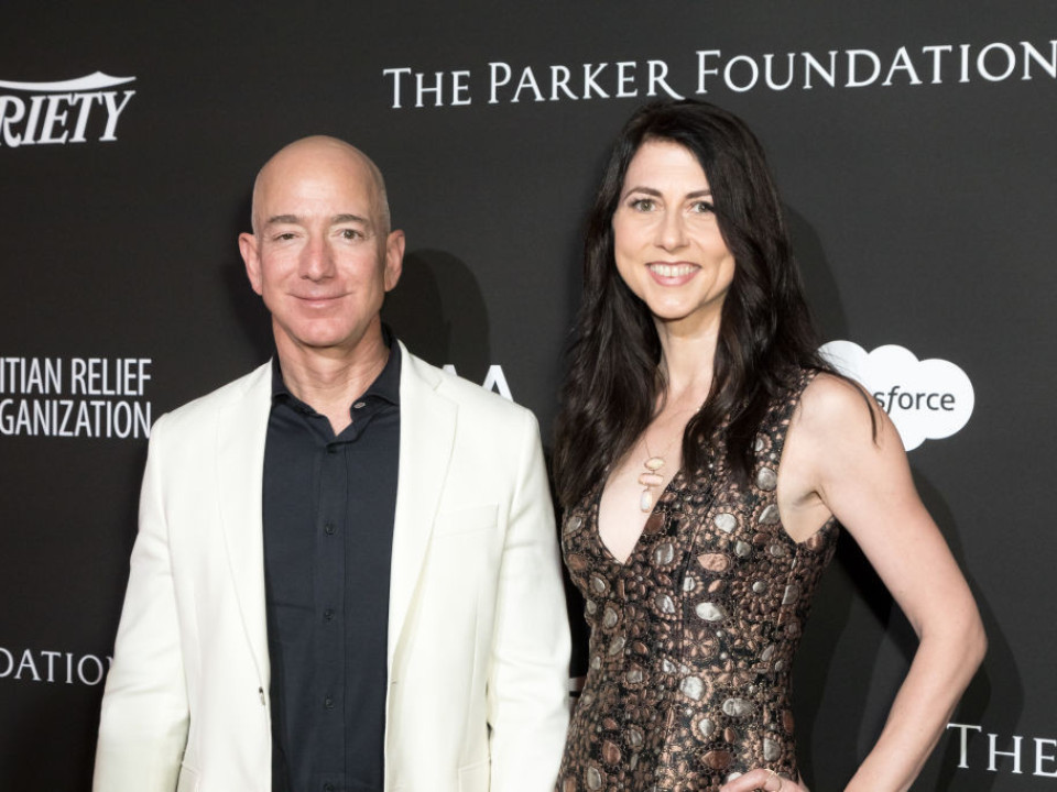 Jeff Bezos, cel mai bogat om din lume, divorţează după 25 de ani de căsătorie  