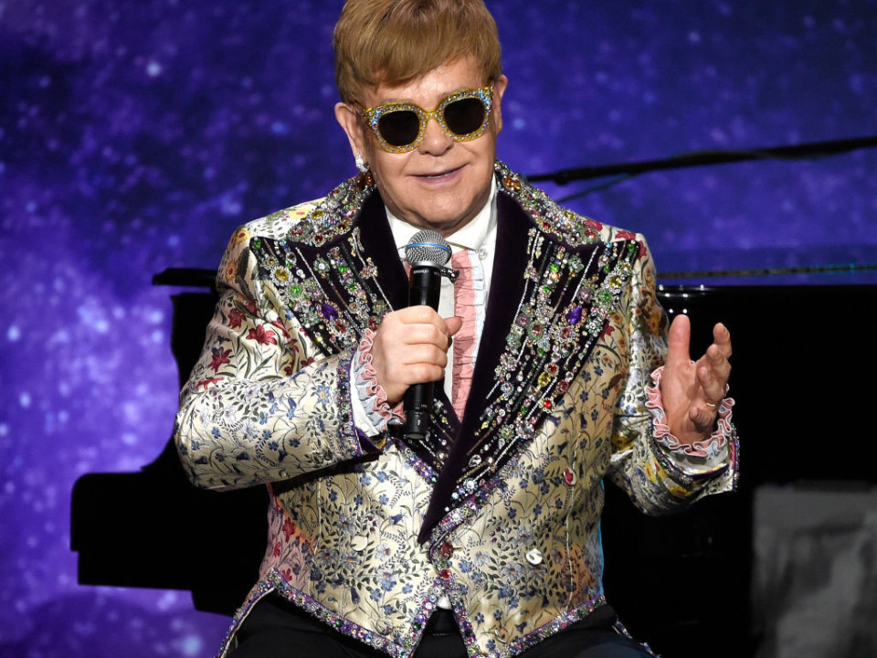 Elton John lansează patru colecţii de ochelari. Cele mai extravagante modele purtate de artist de-a lungul anilor 
