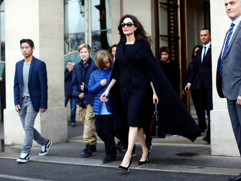 Angelina Jolie a făcut o călătorie secretă în Coreea de Sud alături de Maddox şi Pax, fiii săi  