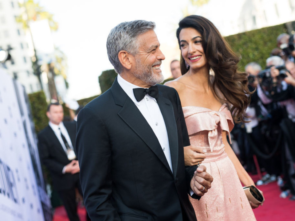 George şi Amal Clooney, atât de îndrăgostiţi într-o seară specială alături de prieteni 