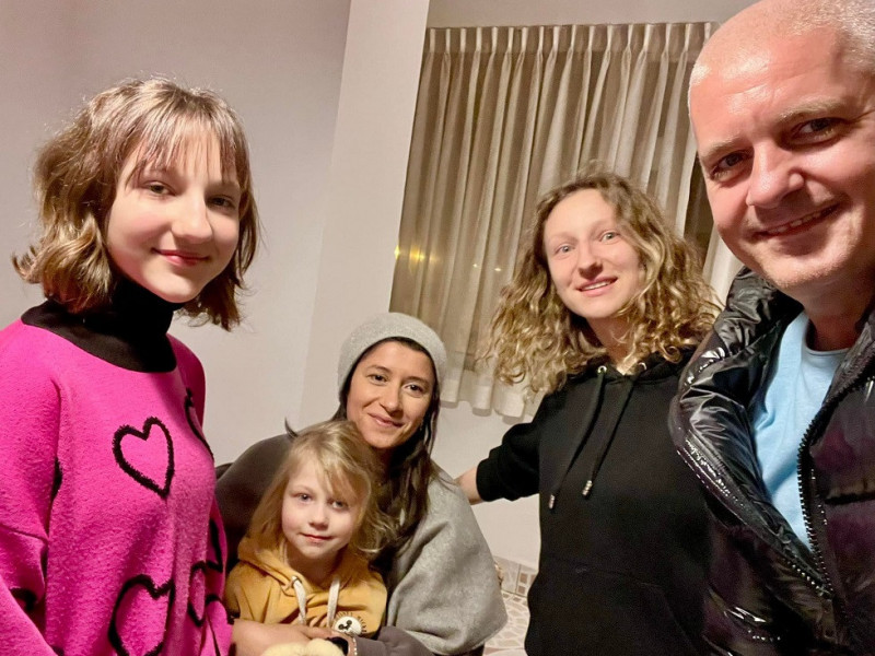 Virgil Ianţu şi familia lui sunt gazdele unei mame cu două fetiţe din Ucraina 