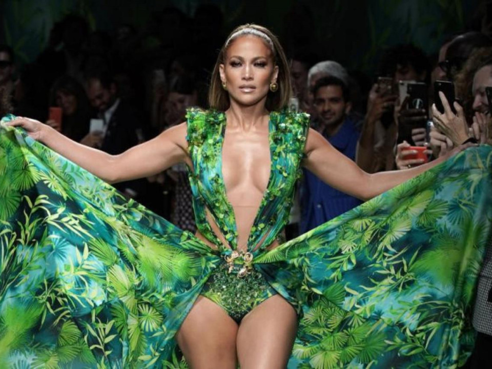 Cât costă fabuloasa rochie Versace purtată de Jennifer Lopez recent 