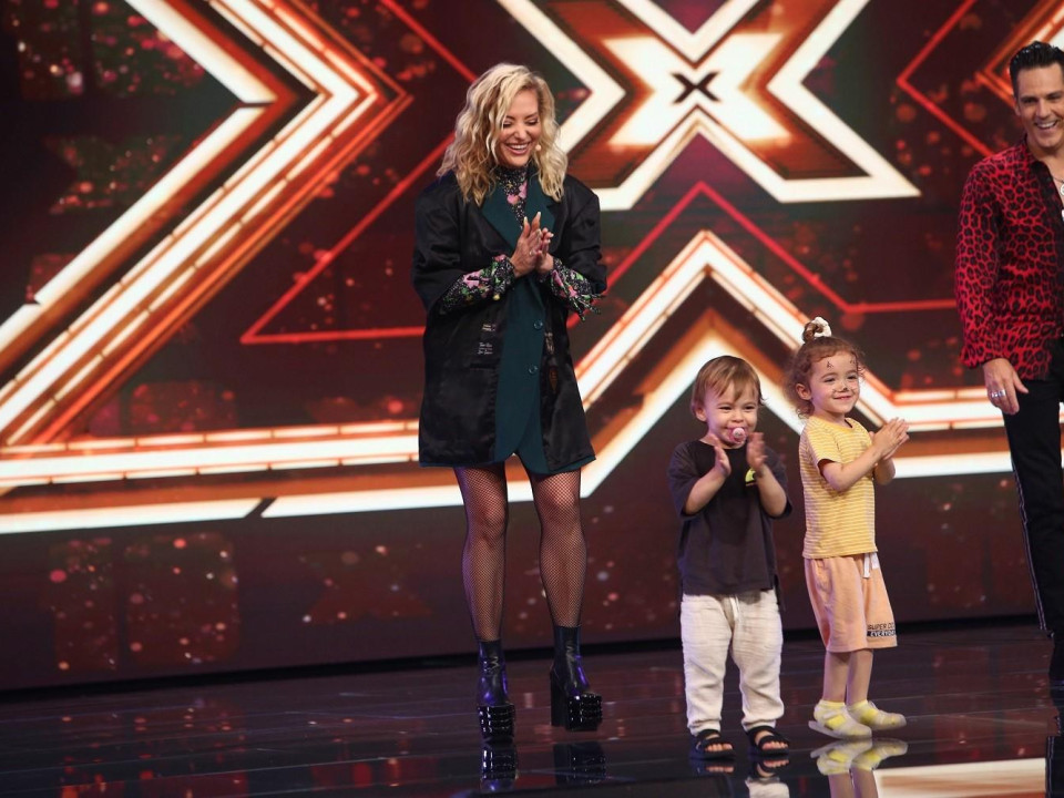 Delia -  Momente de fericire alături la nepoţii ei la filmările pentru X Factor 