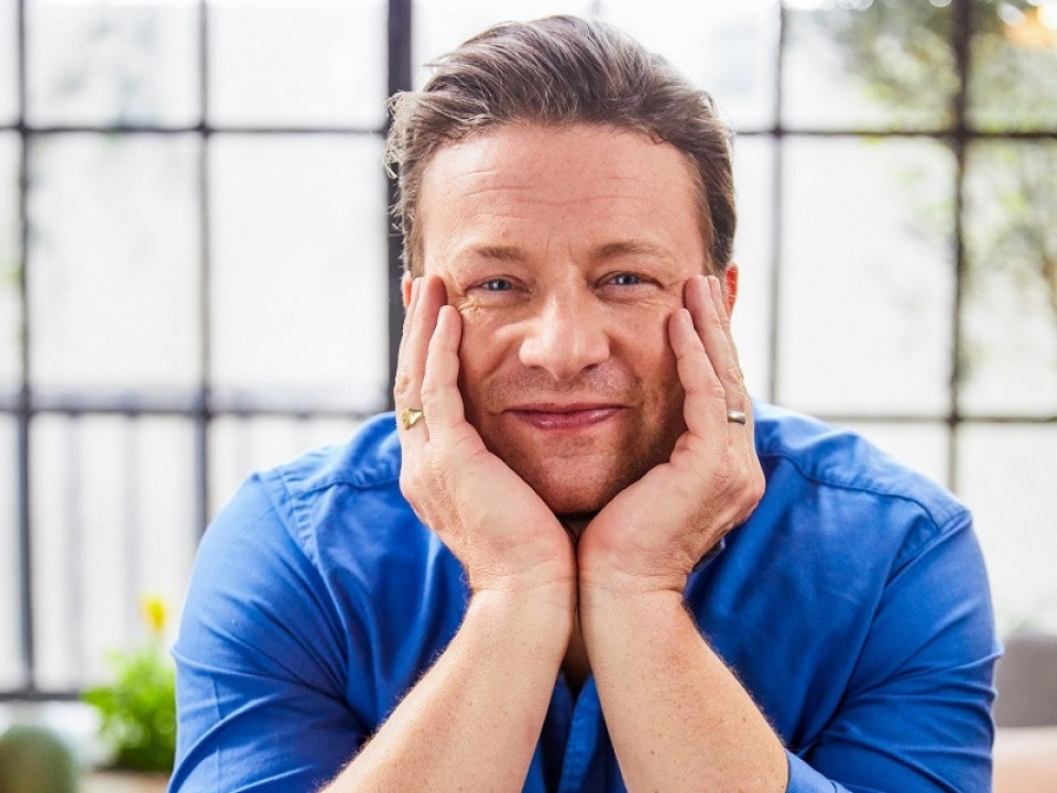 Cum a slăbit Jamie Oliver 12 kilograme mâncând mai mult 