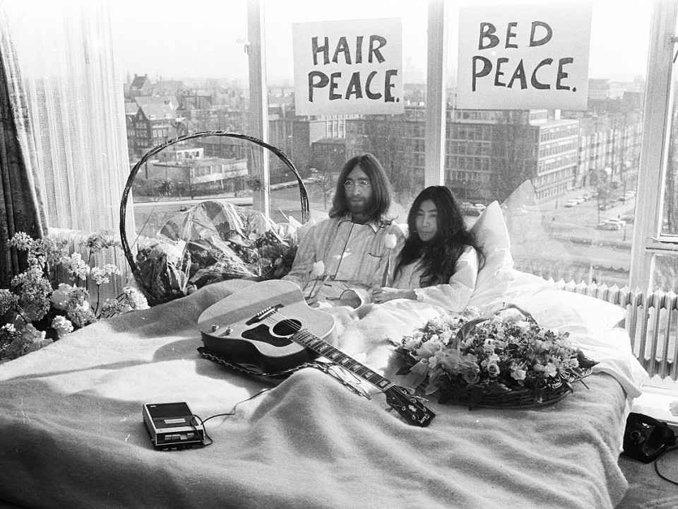 O înregistrare uitată cu John Lennon şi Yoko Ono în pat, descoperită după 50 de ani 