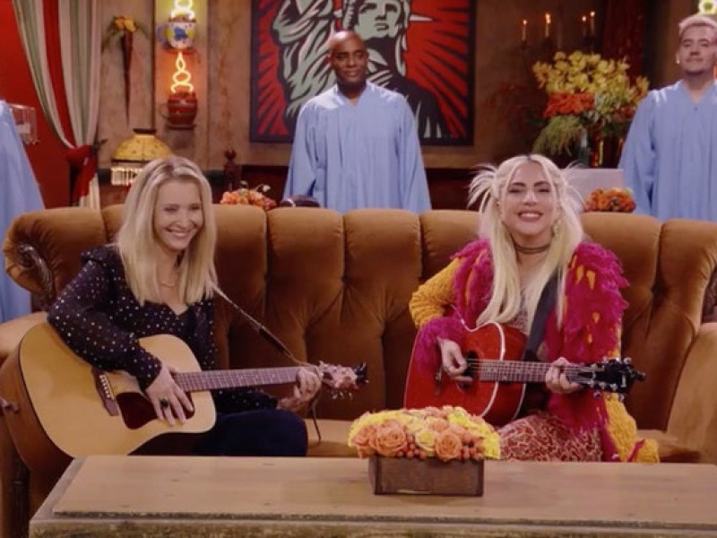 Lady Gaga şi Phoebe au cântat “Smelly Cat” în episodul “Friends: The Reunion”