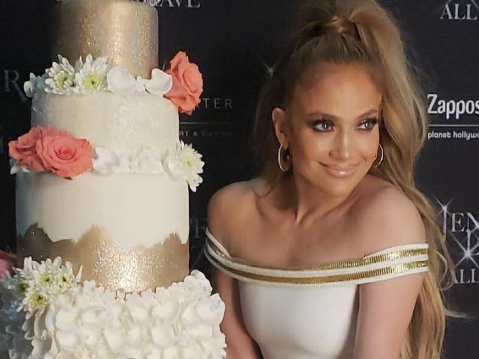 Jennifer Lopez a împlinit 49 de ani şi arată mai bine ca oricând 