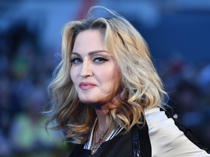 Madonna, topless la 61 de ani