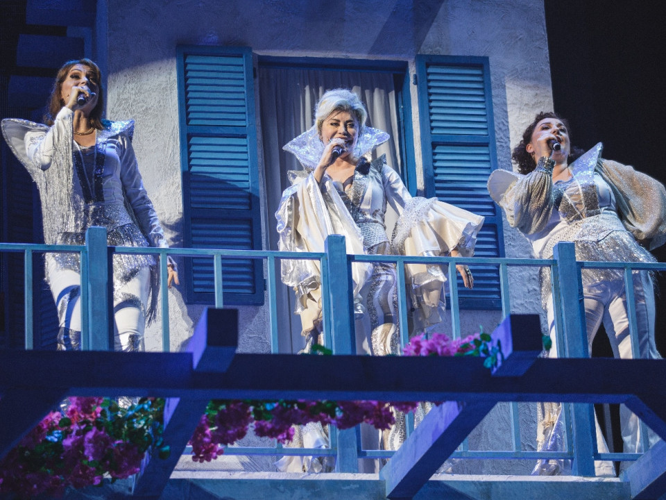 Cum a fost la premiera “Mamma Mia!”, cel mai aşteptat musical de Broadway 
